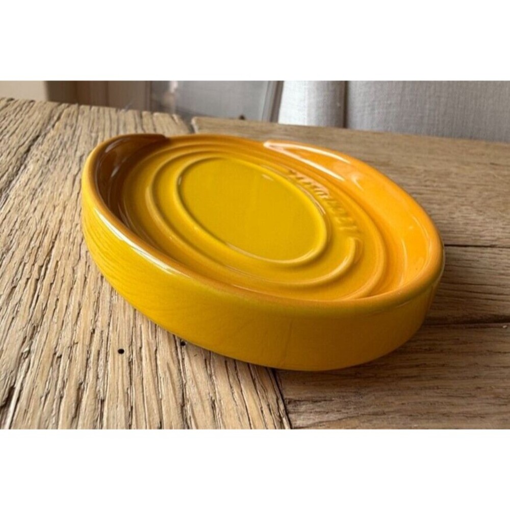 Le Creuset Stoneware Oval Spoon Rest Nectar Yellow NEW - Picture 4 of 4